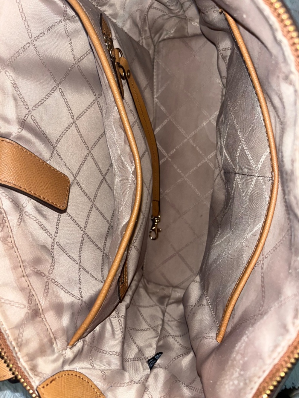 Michael Kors Voyager Large Tote - Picture 7 of 11